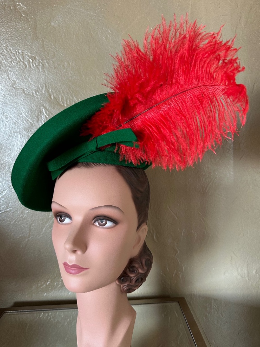 FABULOUS 1940s' EMERALD GREEN FELT HAT + FRONT BOW & RED OSTRICH FEATHERS